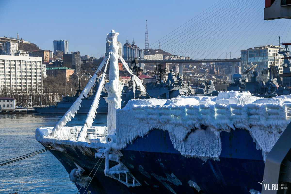 Судно зимой во Владивостоке 2022